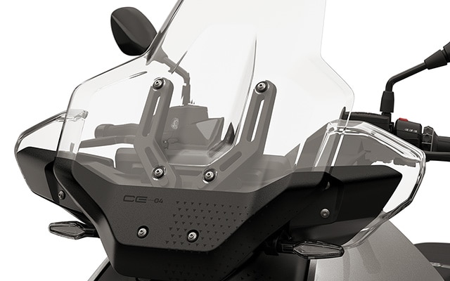 Windschild hoch inklusive integriertem Handwindschutz des CE 04 von BMW Motorrad